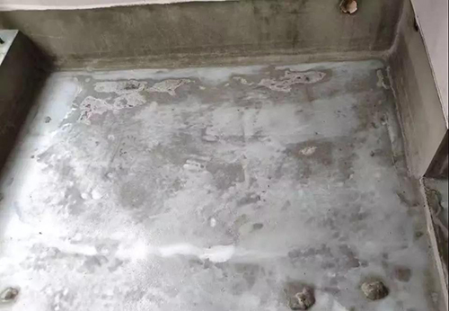 防水材料施工中出現(xiàn)針孔現(xiàn)象及防水層粘接不牢、開裂、發(fā)白等麻煩該如何解決？